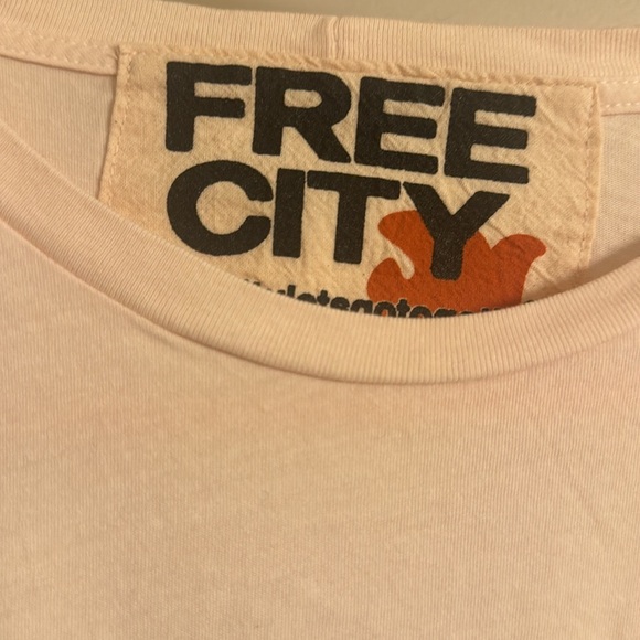 Rare Free city Neighborhood cream color dove tee. Size large - Picture 3 of 5
